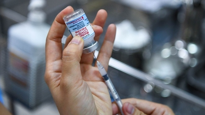 Uống thuốc chống dị ứng trước khi tiêm vaccine Covid-19, nên hay không?