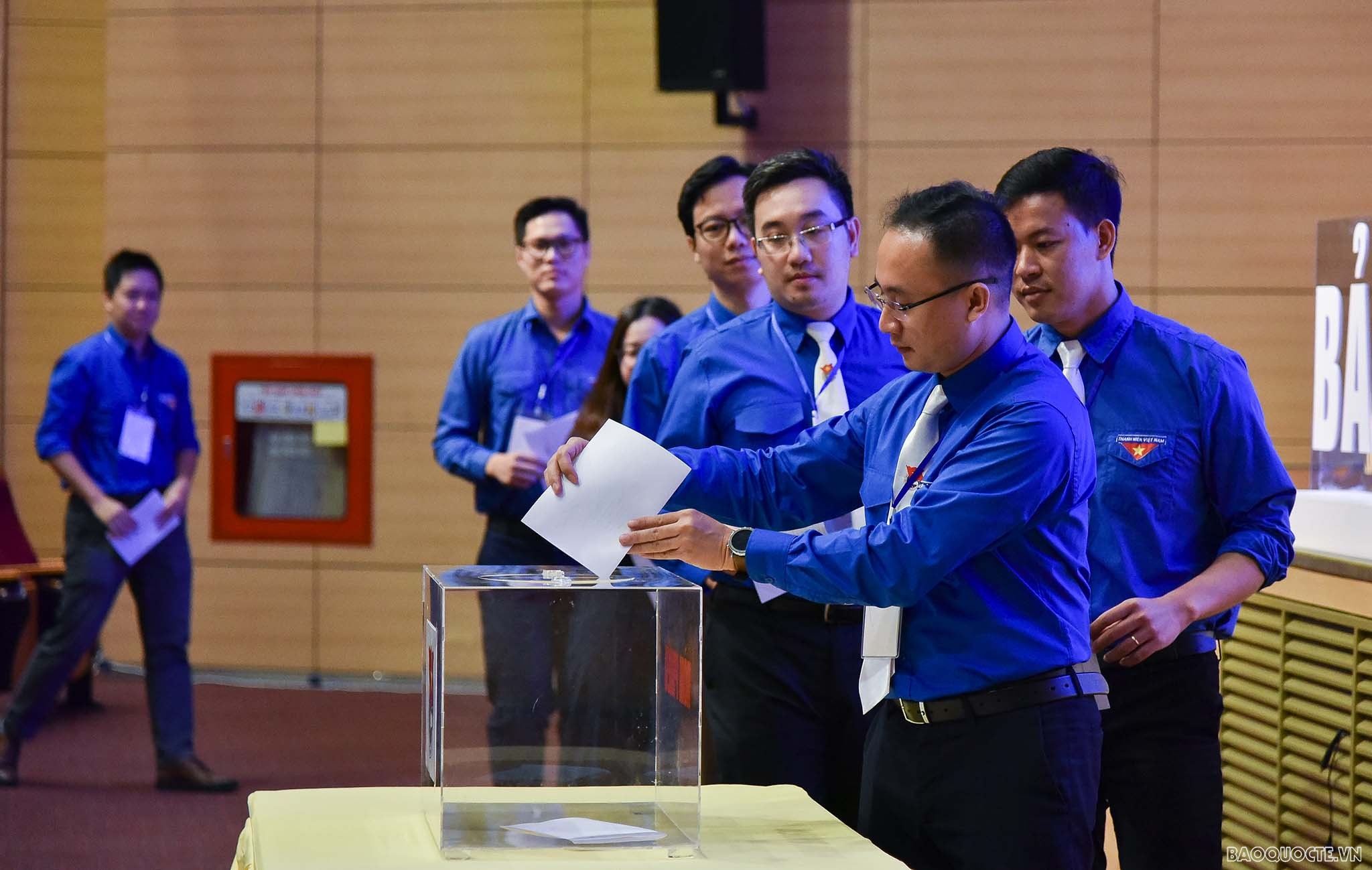 Các đại diên cơ sở Đoàn Bộ bỏ phiếu bầu Ban Chấp hành Đoàn Thanh niên Bộ Ngoại giao sáng ngày 11/8. (Ảnh: Nguyễn Hồng)