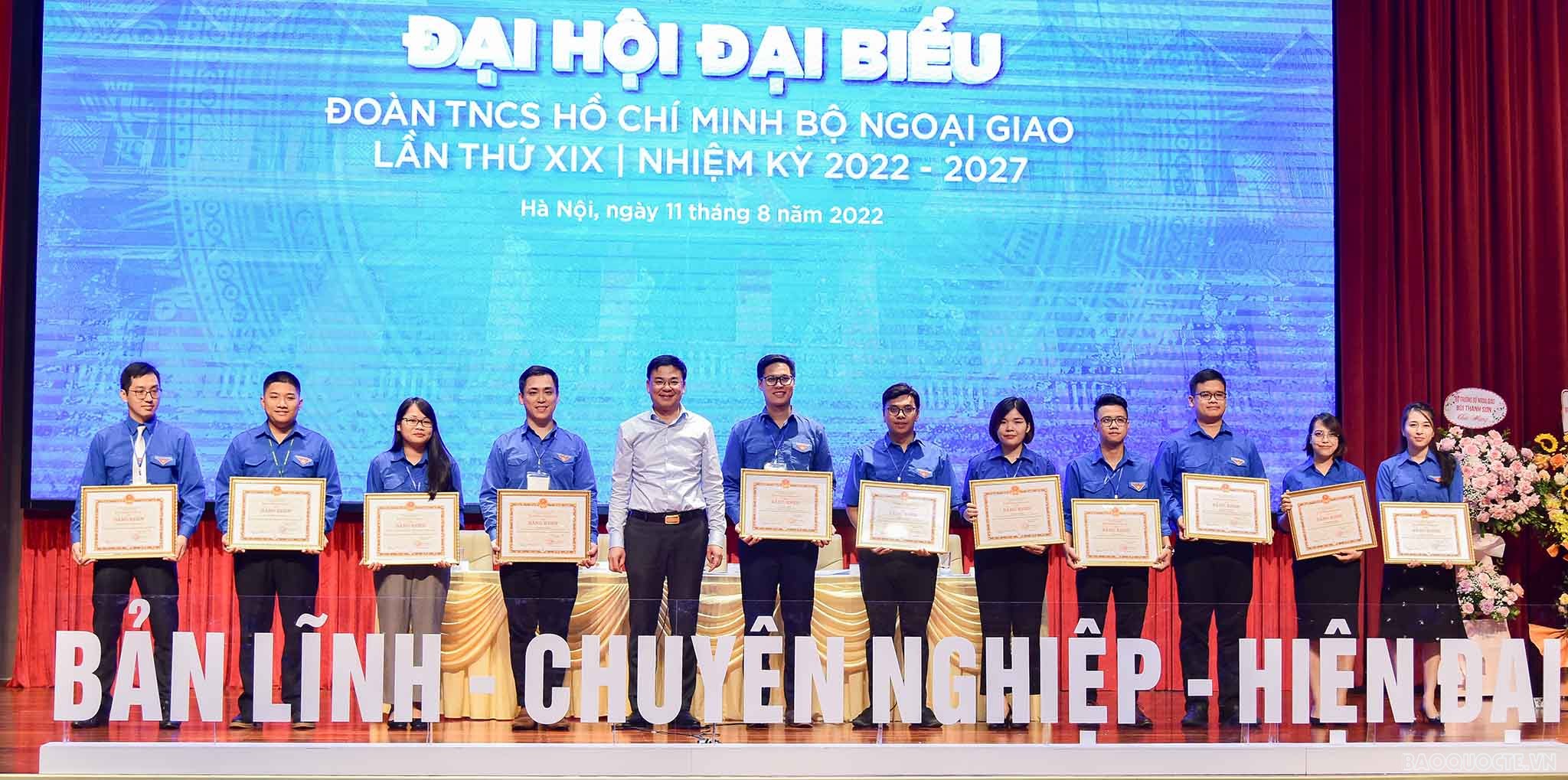 Thứ trưởng Phạm Quang Hiệu trao bằng khen của Bộ trưởng Ngoại giao