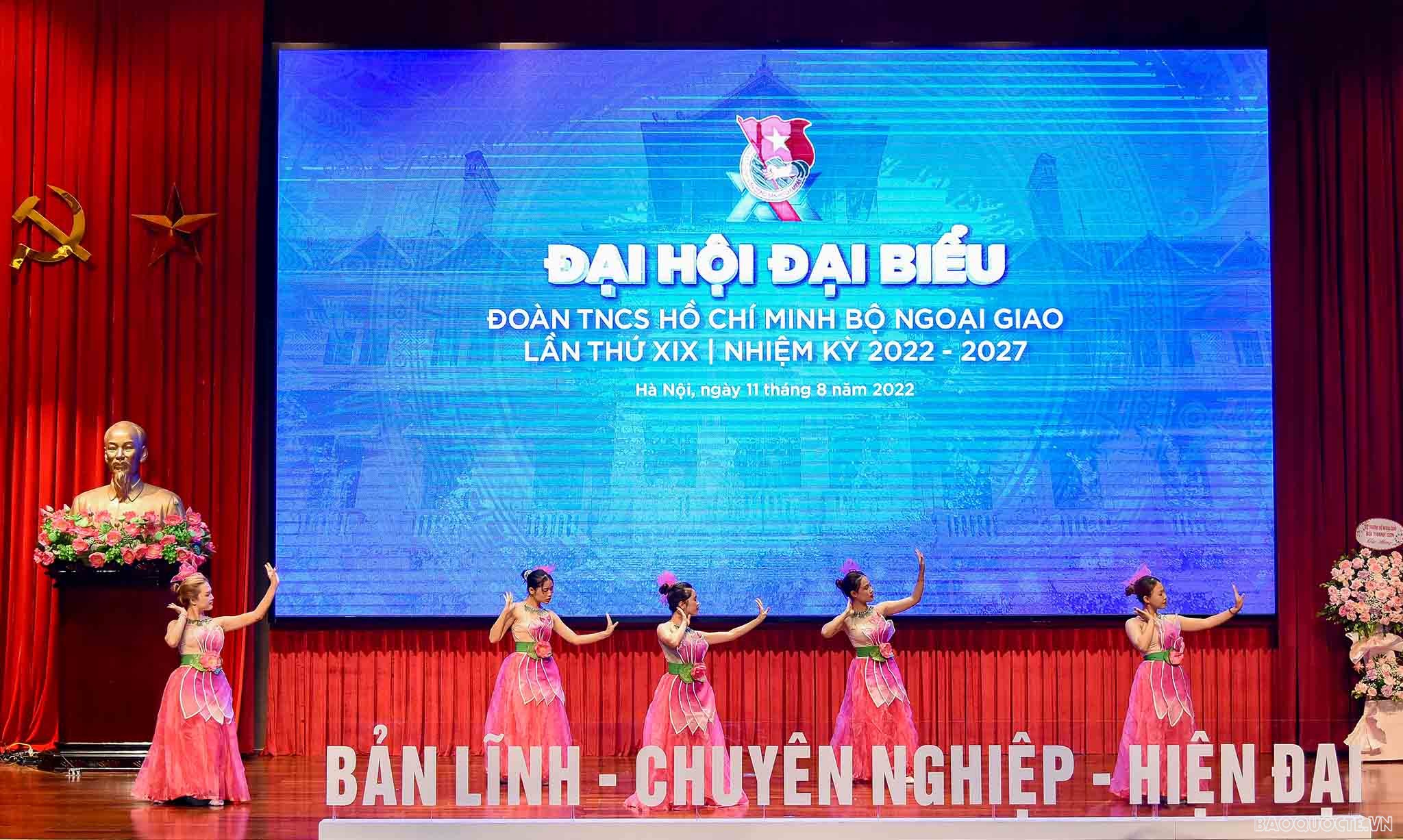 Văn nghệ chào mừng đại hội.