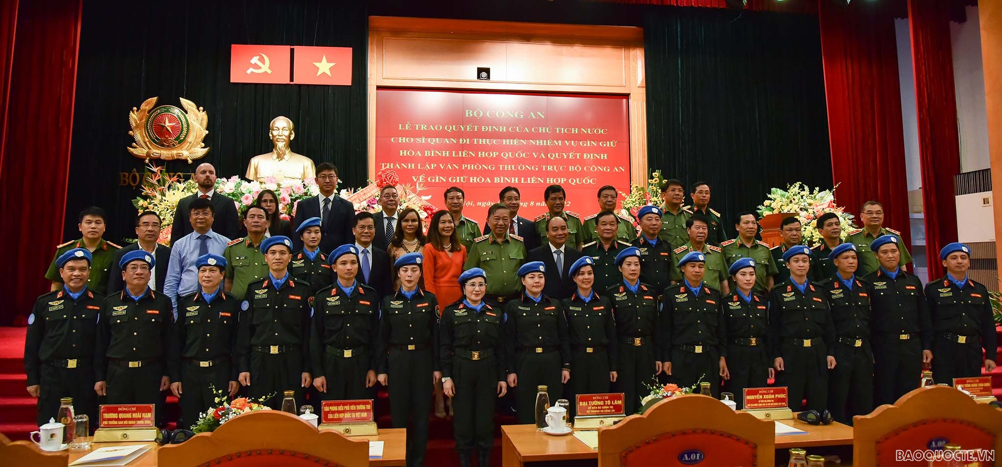 Trao Quyết định cho sỹ quan công an đi gìn giữ hòa bình Trao Quyết định cho sỹ quan công an đi gìn giữ hòa bình