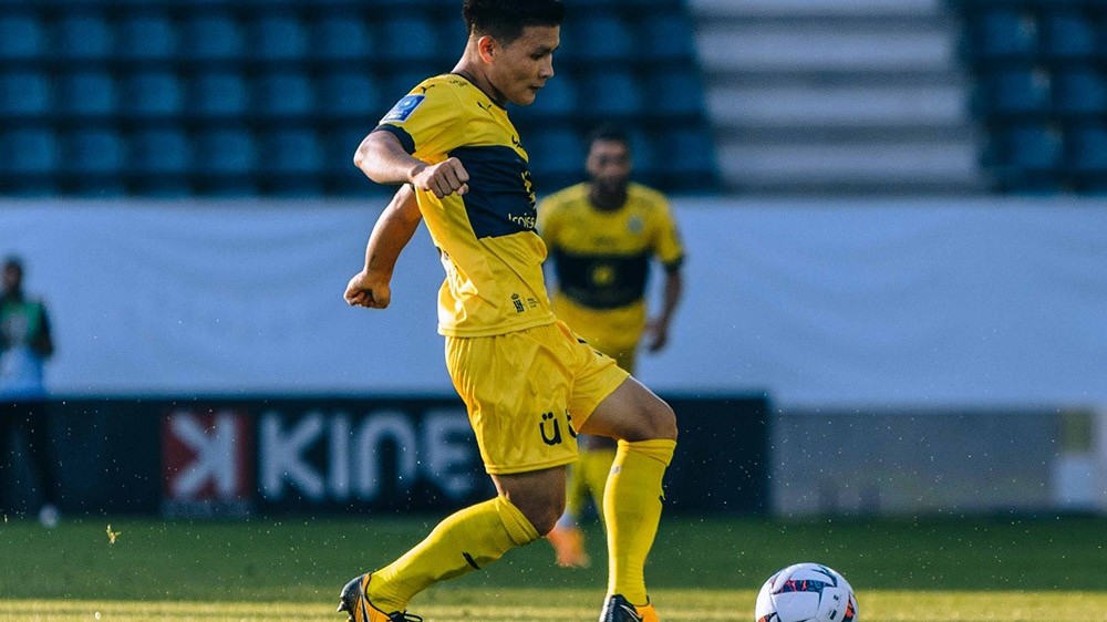 HLV Pau FC hé lộ khả năng Quang Hải đá chính trong trận đấu đêm mai