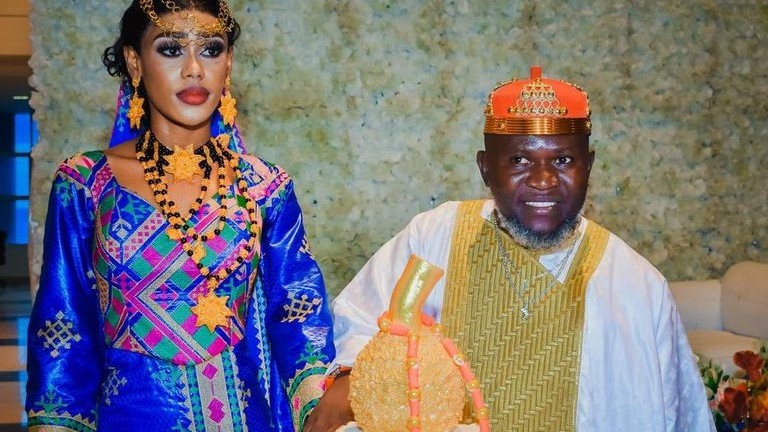 Không muốn bỏ trận đấu bóng quan trọng, chú rể nhờ anh trai đón dâu