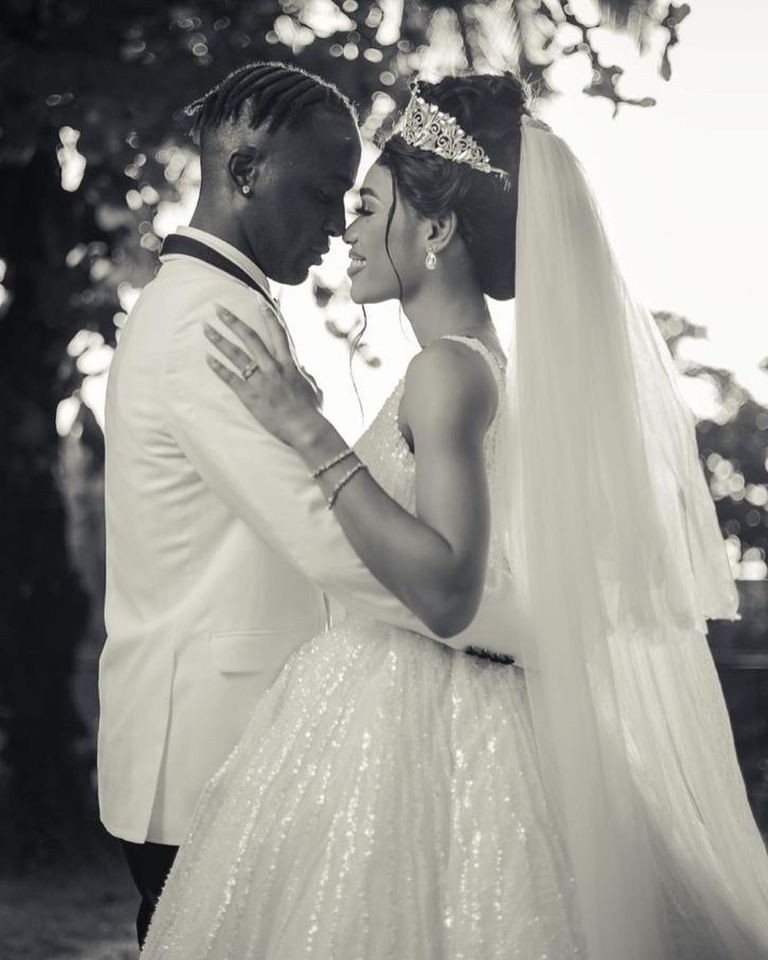 Không muốn bỏ trận đấu bóng quan trọng, chú rể nhờ anh trai đón dâu