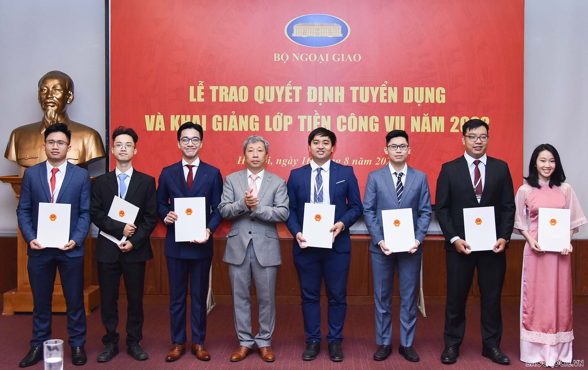 Bộ Ngoại giao chào đón 39 tân cán bộ