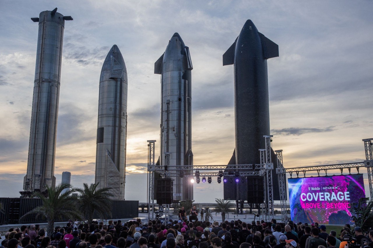 Kỹ sư trưởng SpaceX Elon Musk và Giám đốc điều hành T-Mobile Mike Sievert tham gia một cuộc họp báo chung tại SpaceX Starbase, ở Brownsville, Texas, Hoa Kỳ, ngày 25 tháng 8 năm 2022. (Nguồn: Reuters) Kỹ sư trưởng SpaceX Elon Musk và Giám đốc điều hành T-Mobile Mike Sievert tham gia một cuộc họp báo chung tại SpaceX Starbase, ở Brownsville, Texas, Hoa Kỳ, ngày 25 tháng 8 năm 2022. (Nguồn: Reuters)