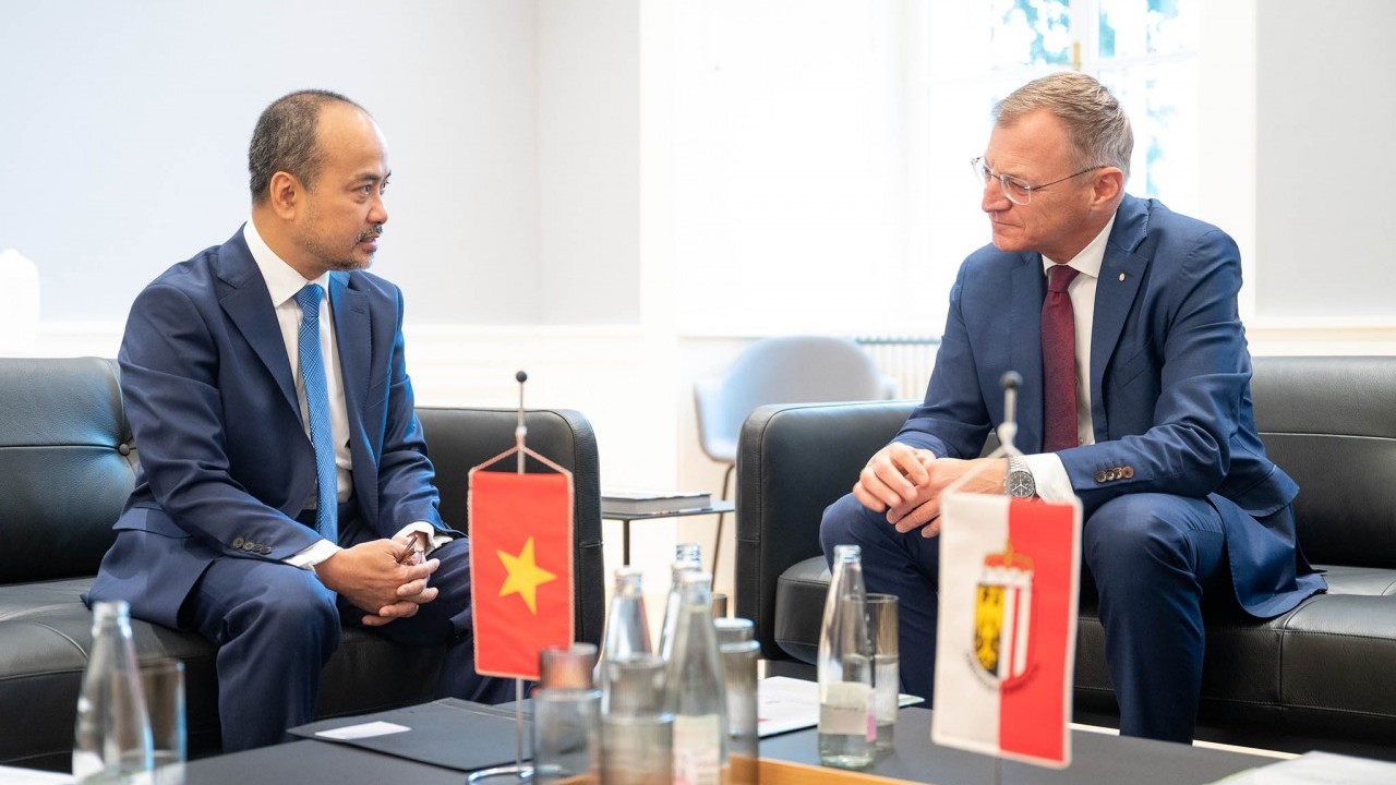 Đại sứ Việt Nam tại Áo thăm làm việc tại bang Thượng Áo