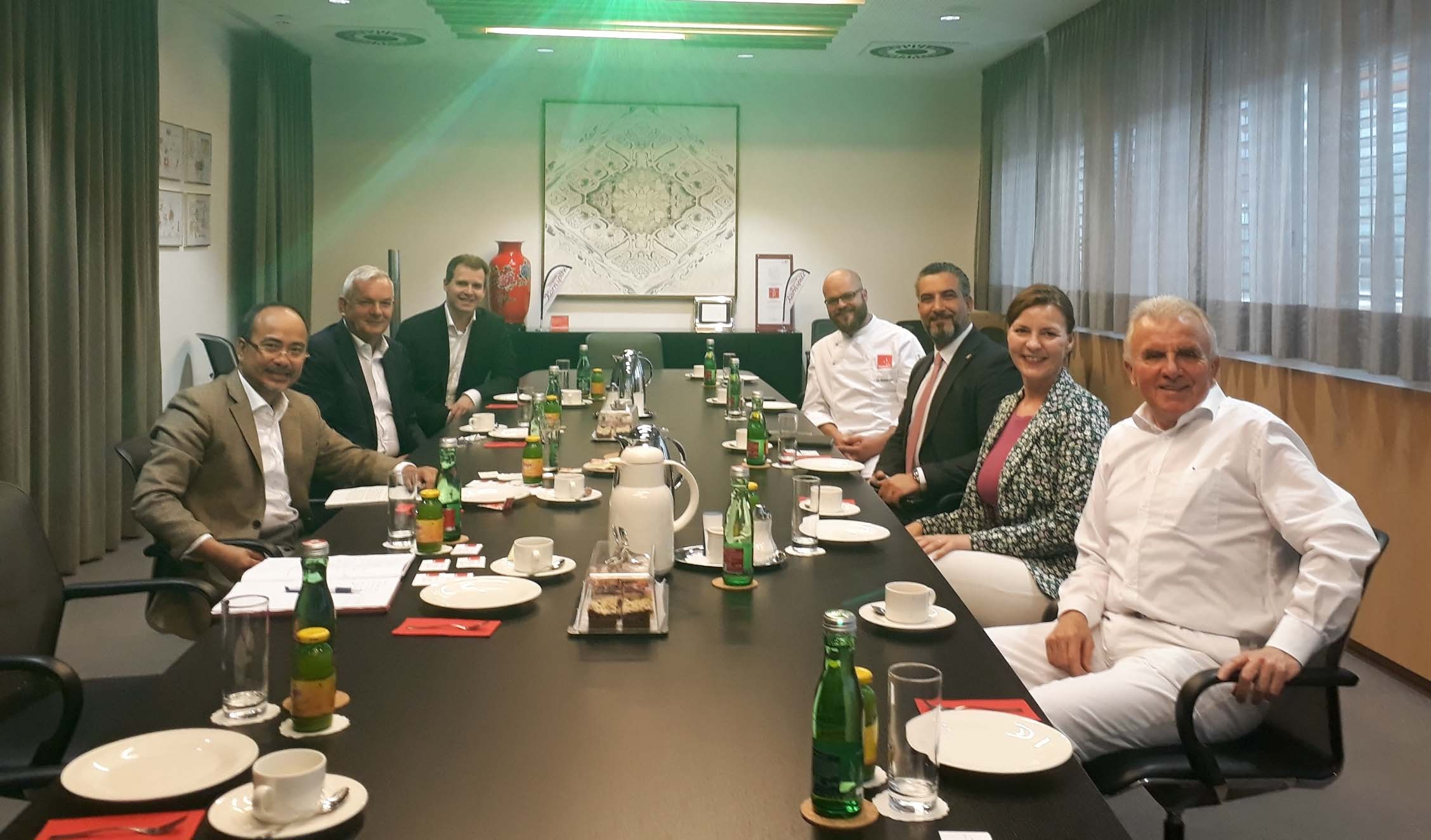 Thăm Tập đoàn Bakaldrin có truyền thống gần 60 năm tập trung sản xuất các loại sản phẩm lúa mì, các loại bánh mỳ, bánh ngọt