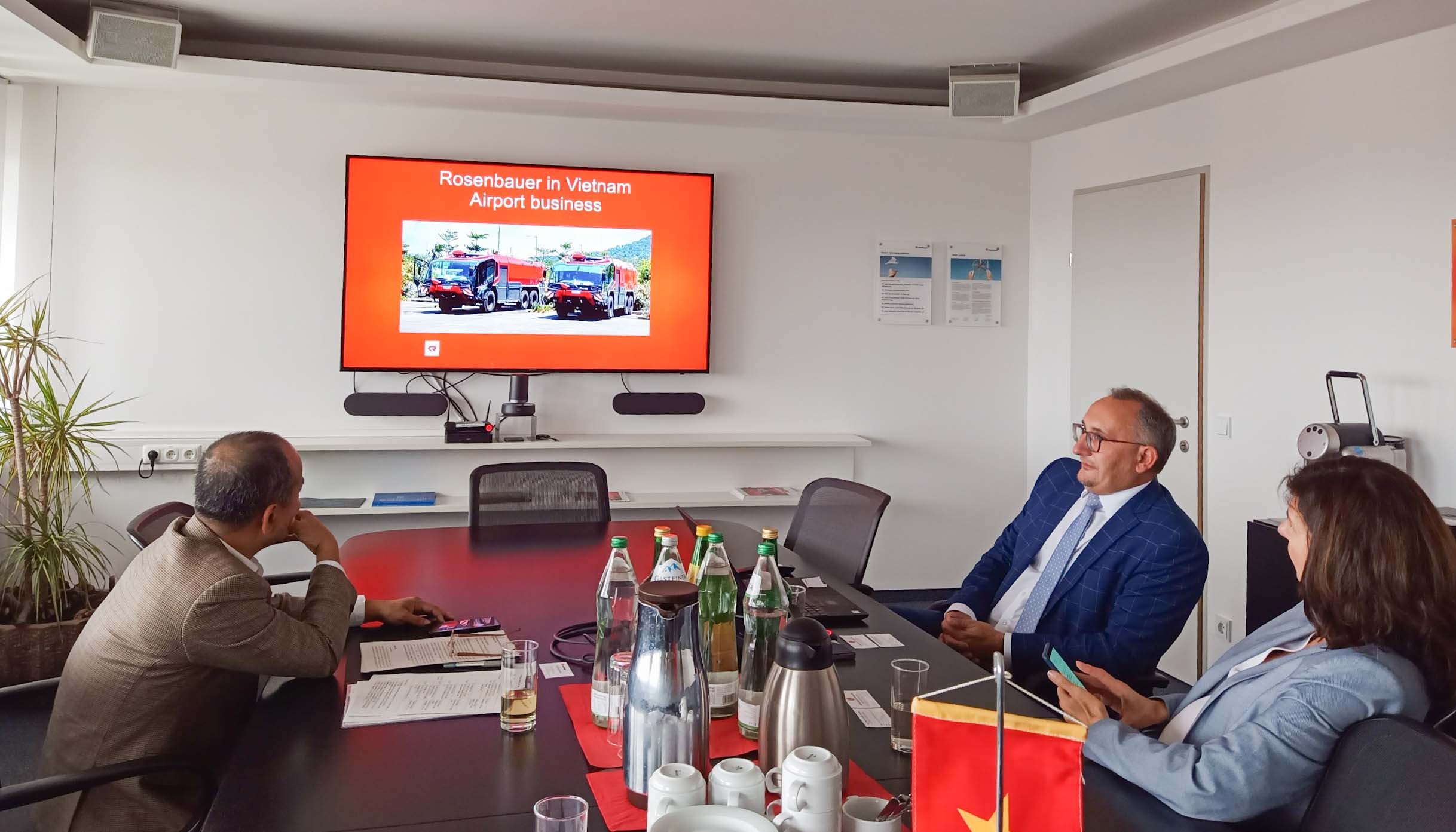 Đoàn thăm Tập đoàn Rosenbauer là một trong những nhà sản xuất phương tiện cứu hỏa và thiết bị chữa cháy lớn nhất thế giới.