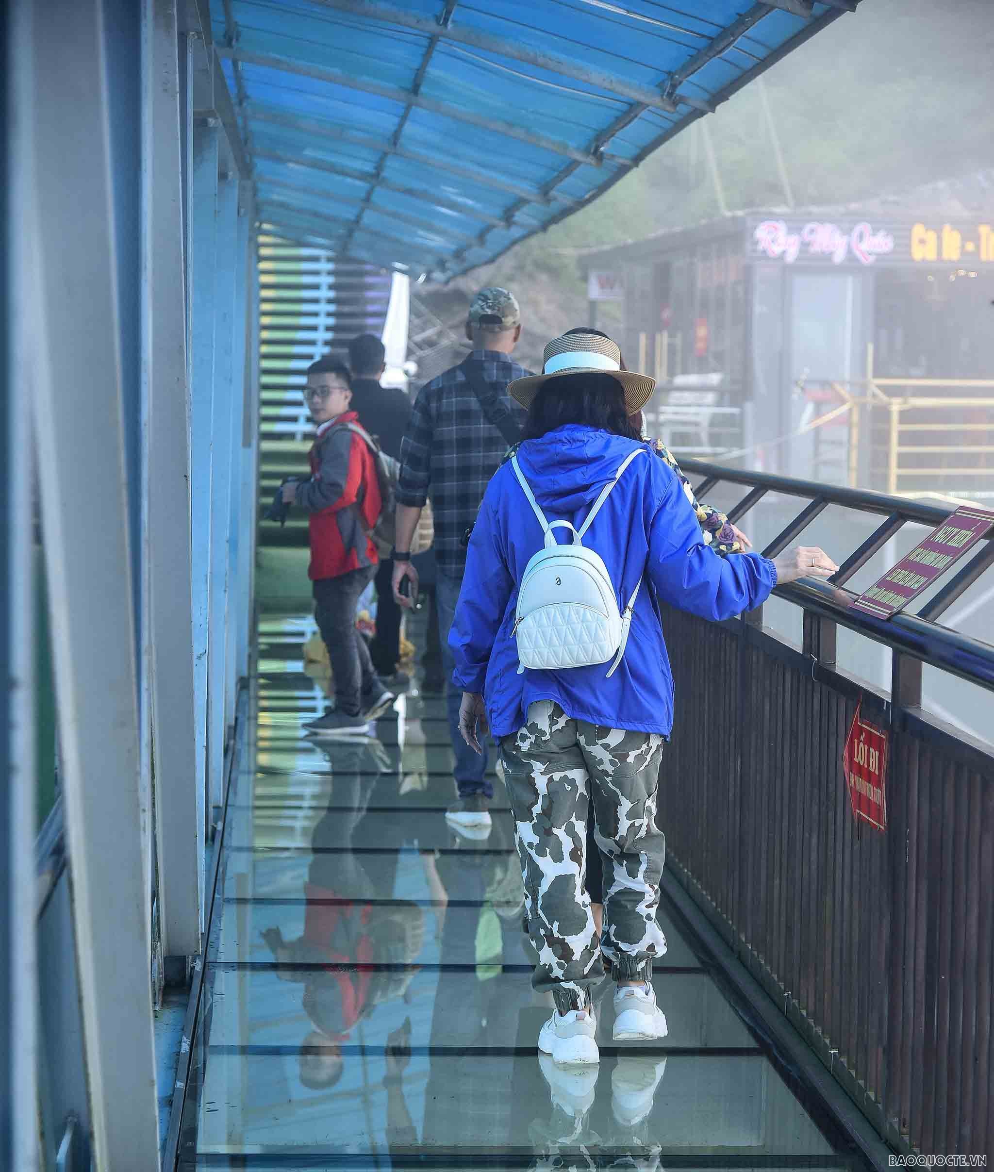 Trải nghiệm 'cực cool' ở cầu kính cao nhất Việt Nam