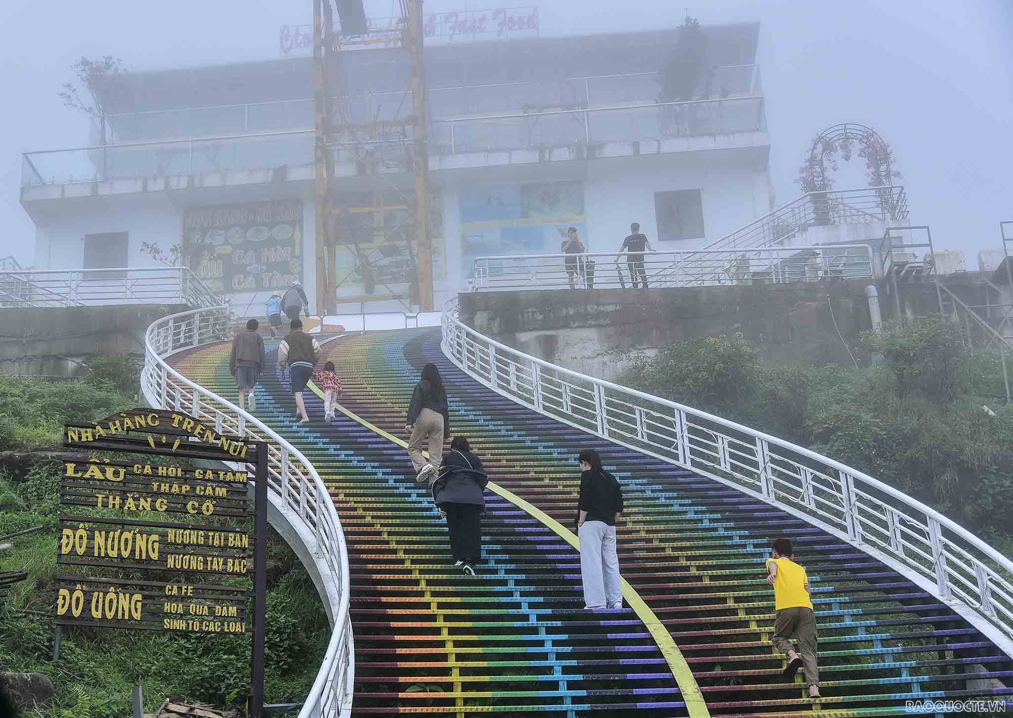 Trải nghiệm 'cực cool' ở cầu kính cao nhất Việt Nam
