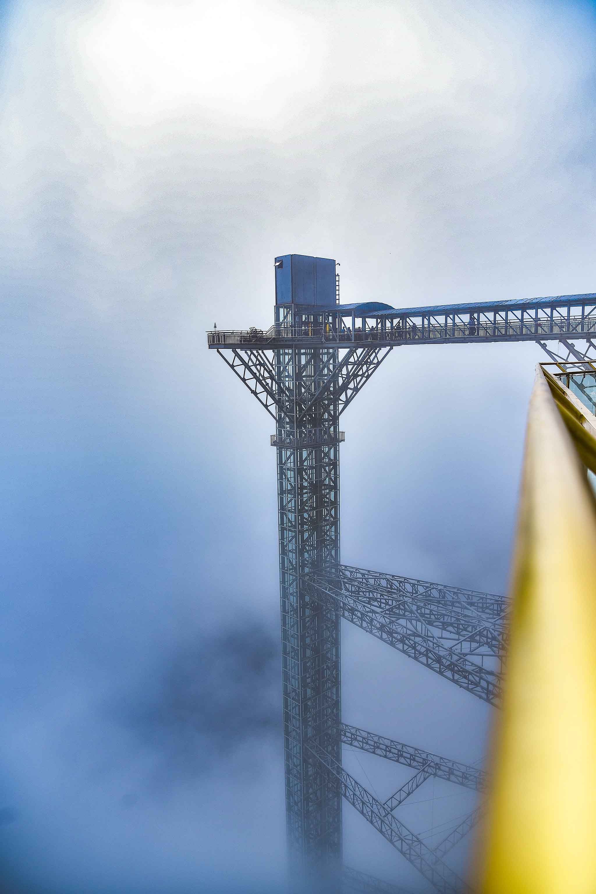 tốc độ của thang máy chỉ ở mức vừa phải, không quá nhanh, chính vì vậy du khách có thể thoả thích chiêm ngưỡng vẻ đẹp của núi rừng, của đèo Ô Quy Hồ và dãy Hoàng Liên Sơn từ xa. 