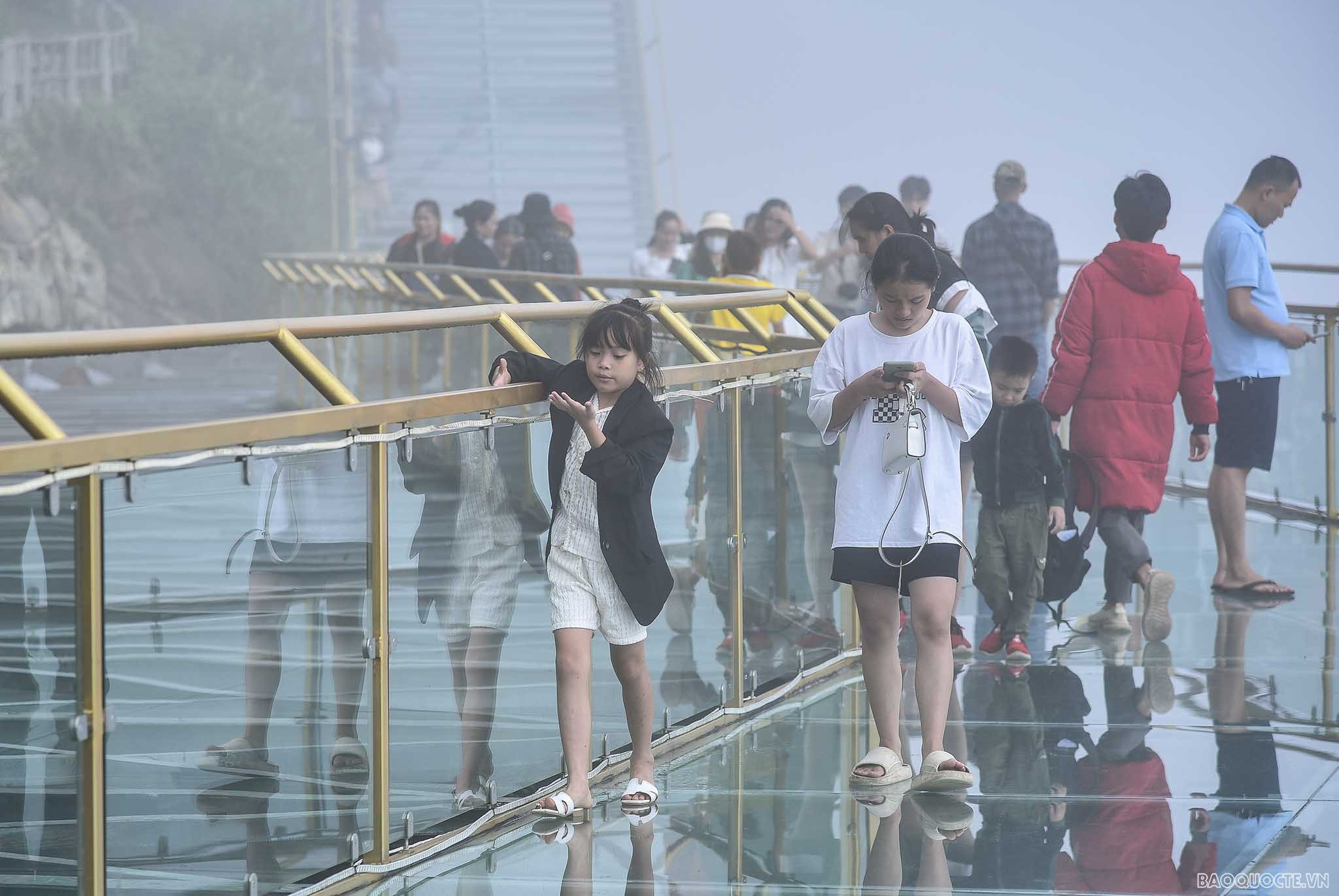 Trải nghiệm 'cực cool' ở cầu kính cao nhất Việt Nam