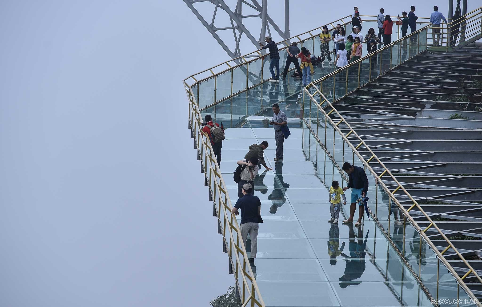 Một phần gắn với vách đá, cầu kính dài 300m, với 3 hành lang kính. Các lớp kính hành lang được dựng từ 3 lớp kính dày khoảng 7 cm, có sức tải khoảng 1.000 du khách.