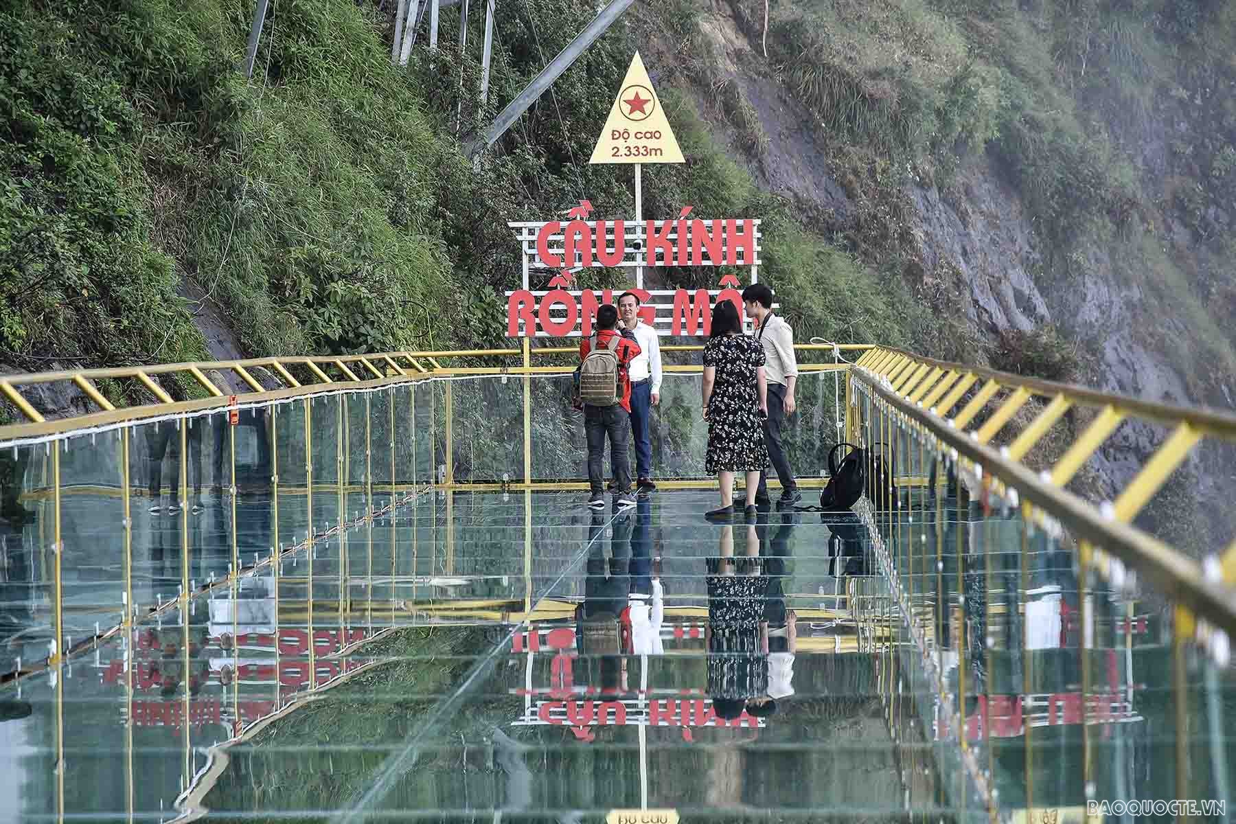 Trải nghiệm 'cực cool' ở cầu kính cao nhất Việt Nam