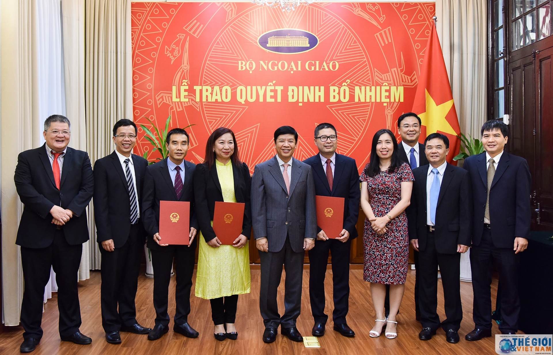 Thứ trưởng Ngoại giao Nguyễn Quốc Cường trao quyết định điều động, phân công cán bộ