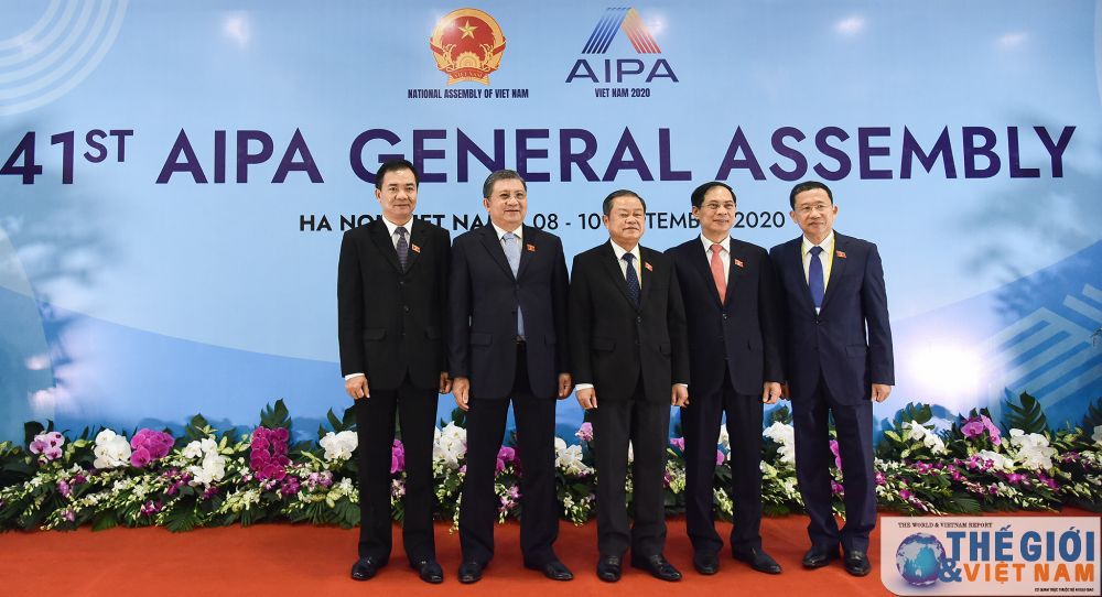 cac thanh vien aipa ban luan ve van de bien dong tai phien hop uy ban chinh tri