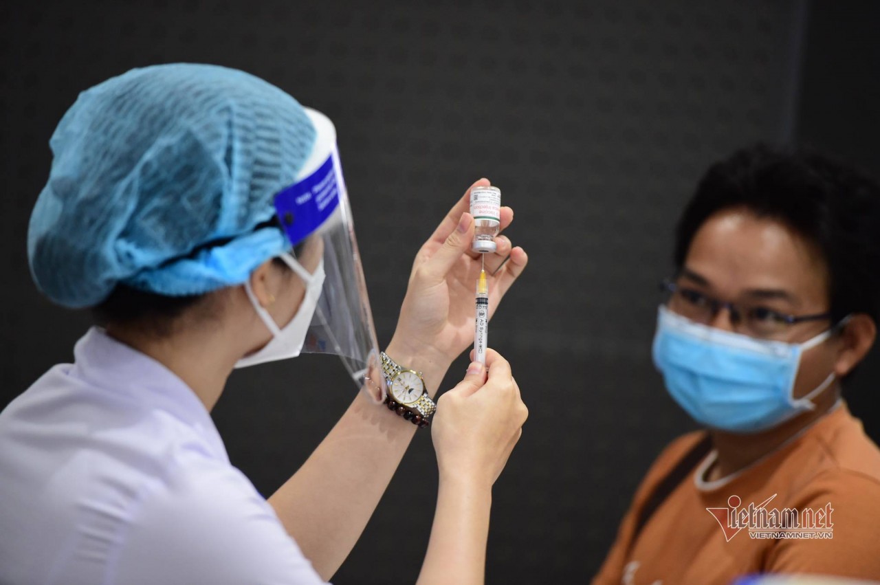 Tiêm vắc xin phòng Covid-19. Ảnh: Thanh Tùng Tiêm vắc xin phòng Covid-19. Ảnh: Thanh Tùng