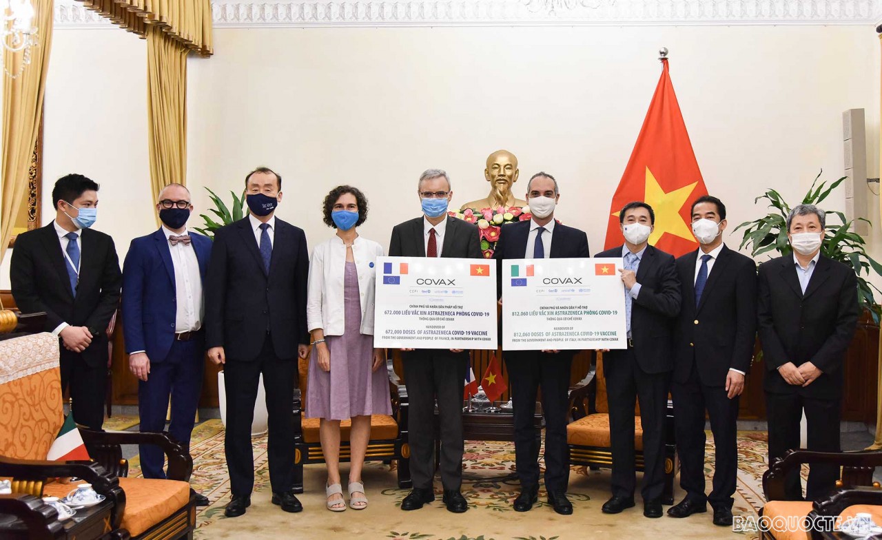 Việt Nam nhận 1,5 triệu vaccine Covid-19 Việt Nam tiếp nhận 1,5 triệu liều vaccine Covid-19 do Pháp và Italy tài trợ
