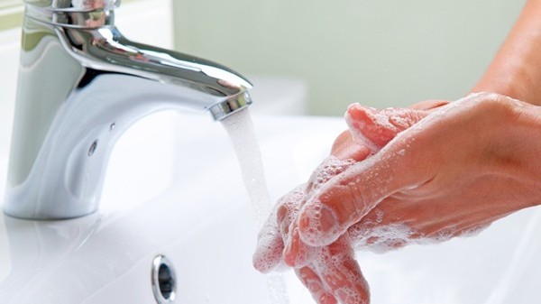 Dùng chung nhà vệ sinh có nguy cơ lây nhiễm Covid-19 không?