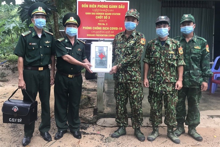 Tủ thuốc được lắp đặt tại Chốt phòng, chống dịch Covid-19 số 3, Đồn Biên phòng Gành Dầu. Ảnh: Tiến Vinh Tủ thuốc được lắp đặt tại Chốt phòng, chống dịch Covid-19 số 3, Đồn Biên phòng Gành Dầu. Ảnh: Tiến Vinh