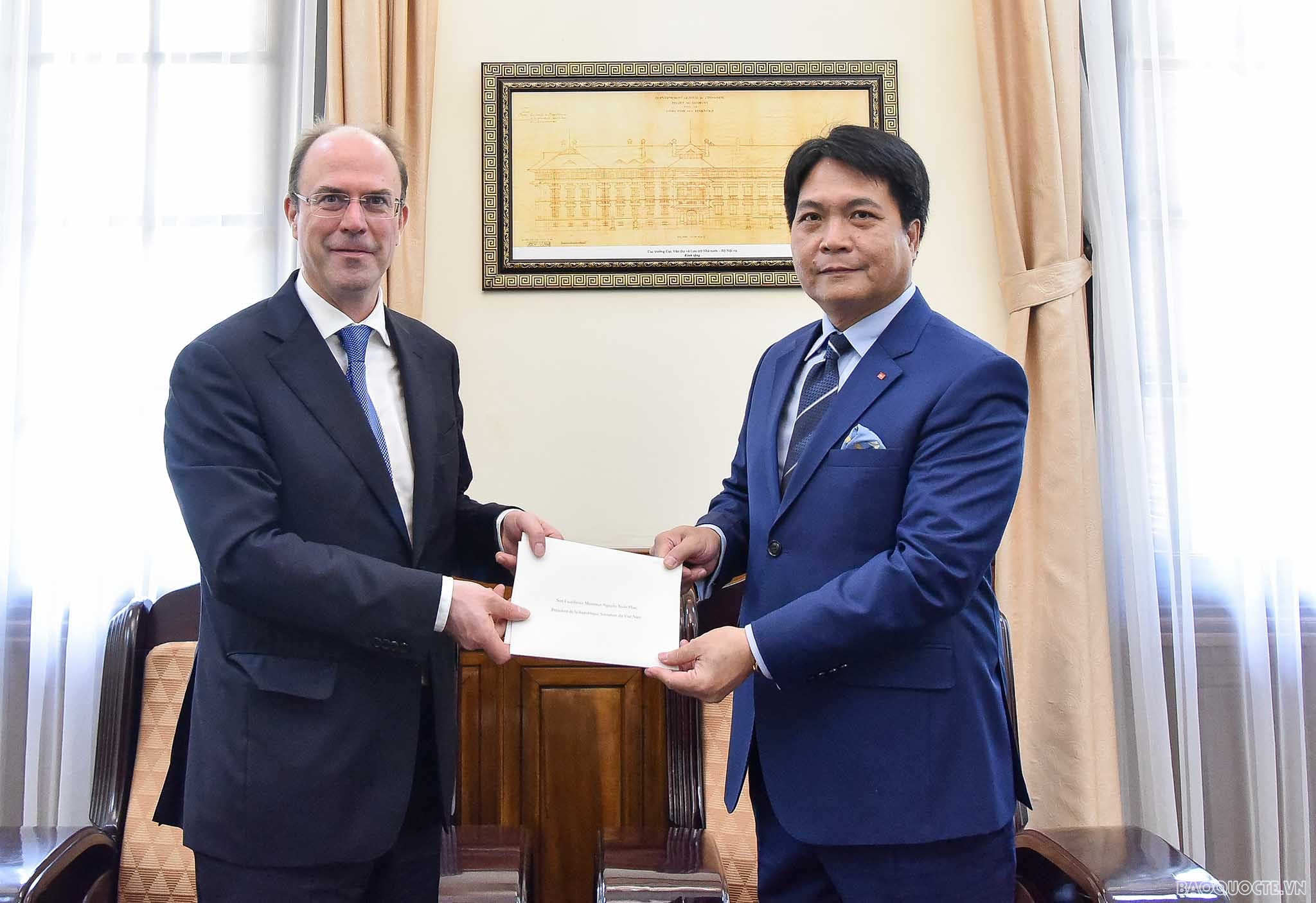 Cục trưởng Cục lễ tân tiếp các Đại sứ Luxembourg và Australia trao bản sao Thư ủy nhiệm