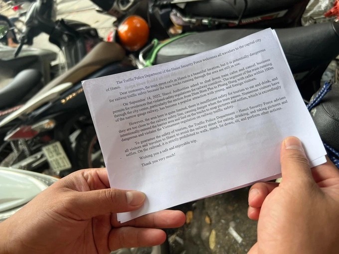 Nội dung tờ rơi được viết bằng 2 ngôn ngữ Anh - Việt (Ảnh: Hoàng Hiệp). Nội dung tờ rơi được viết bằng 2 ngôn ngữ Anh - Việt (Ảnh: Hoàng Hiệp).