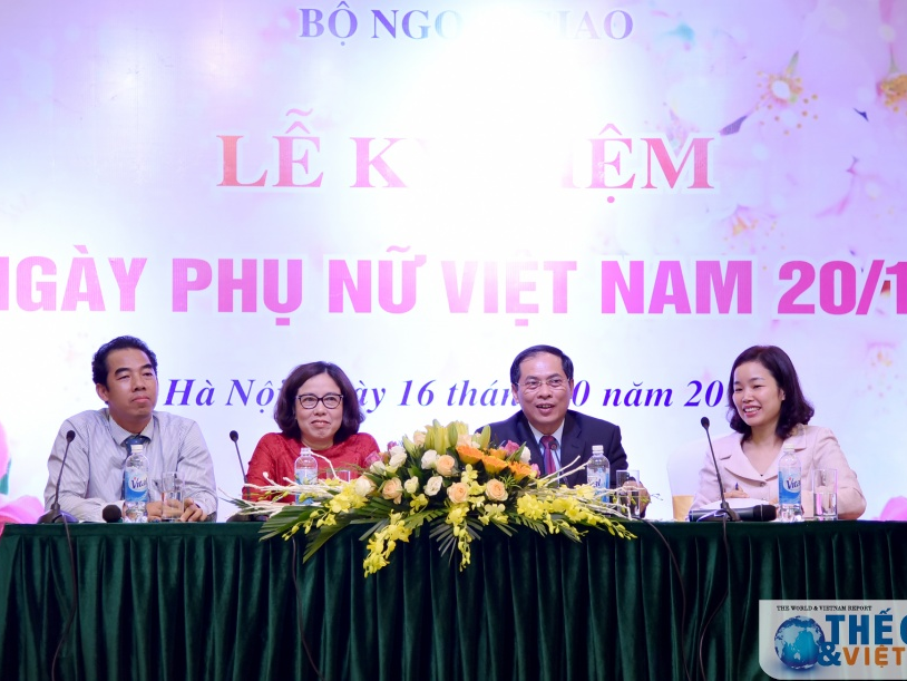 Cán bộ nữ Ngoại giao: Vẹn tròn hai vai