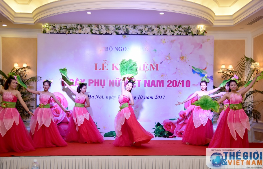 Cán bộ nữ ngành Ngoại giao: Ba giỏi!