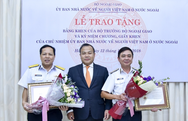 Trao tặng bằng khen trong công tác về người Việt Nam ở nước ngoài