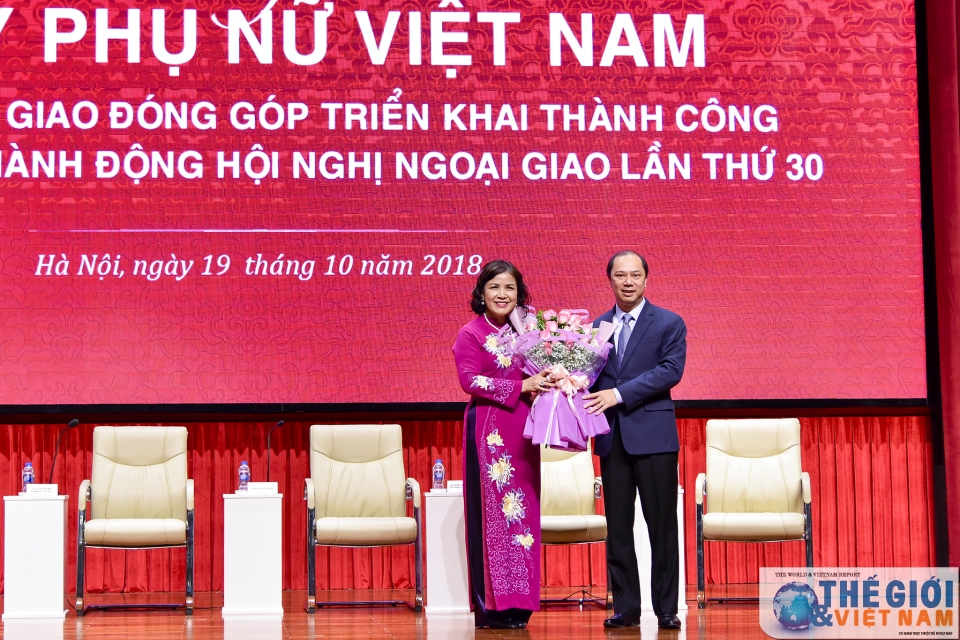 nhung nha ngoai giao nu vua gioi chuyen mon vua gioi xay to am