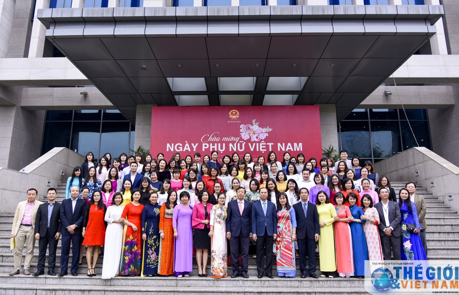 Những nhà ngoại giao nữ vừa giỏi chuyên môn vừa giỏi xây tổ ấm