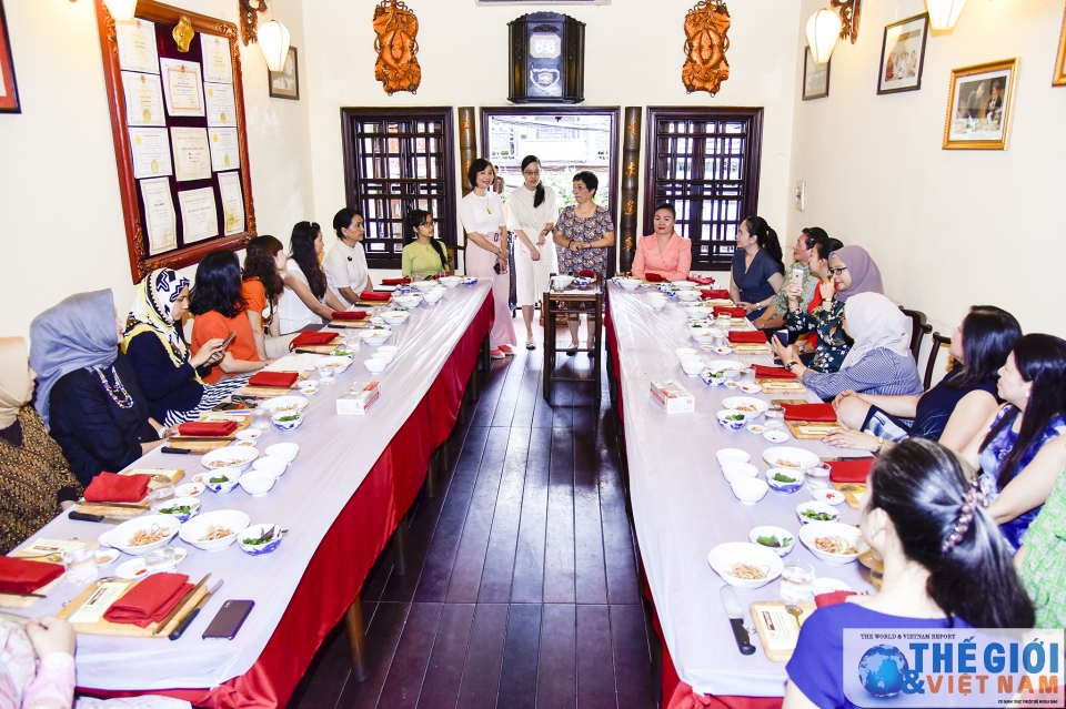 nhom awch trai nghiem lam mon an viet