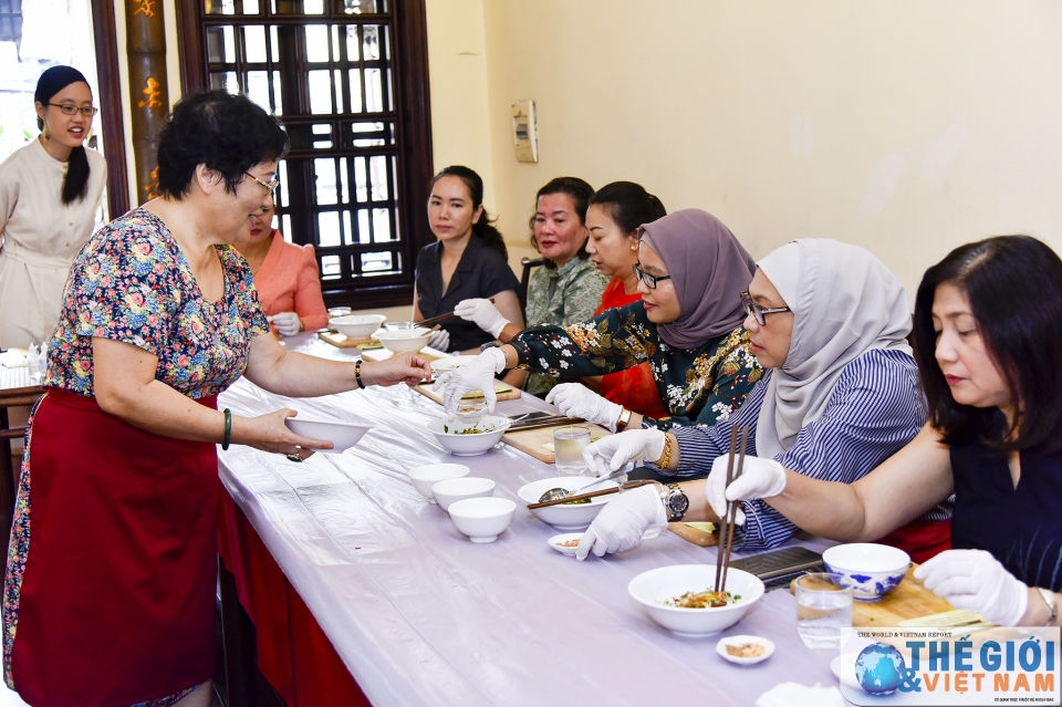 nhom awch trai nghiem lam mon an viet