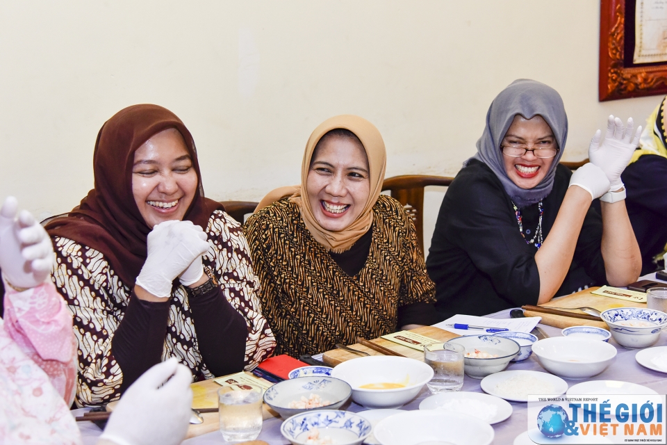 nhom awch trai nghiem lam mon an viet