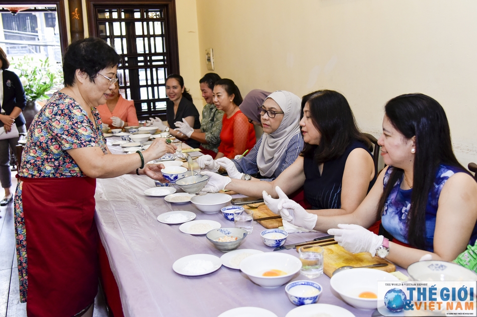 nhom awch trai nghiem lam mon an viet