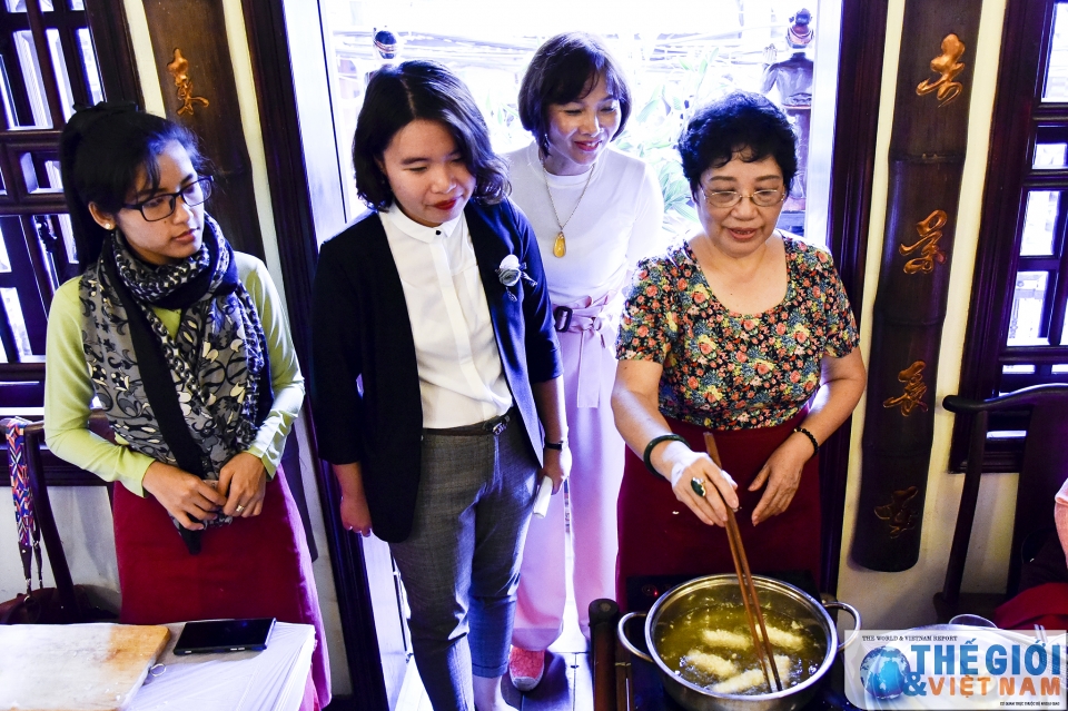 nhom awch trai nghiem lam mon an viet