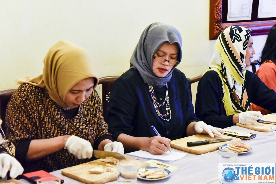 nhom awch trai nghiem lam mon an viet