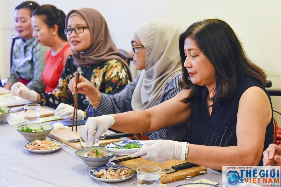 nhom awch trai nghiem lam mon an viet