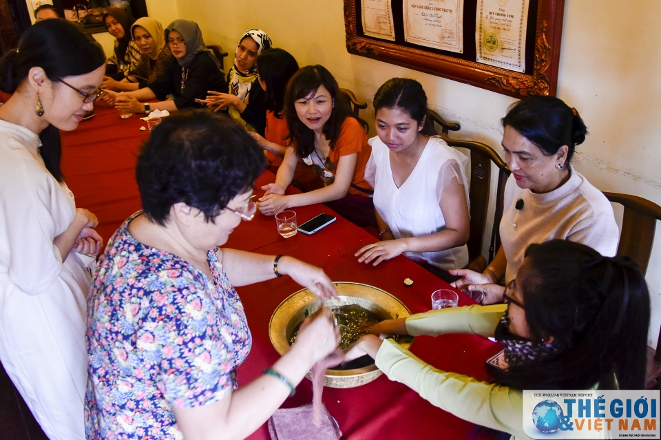 nhom awch trai nghiem lam mon an viet