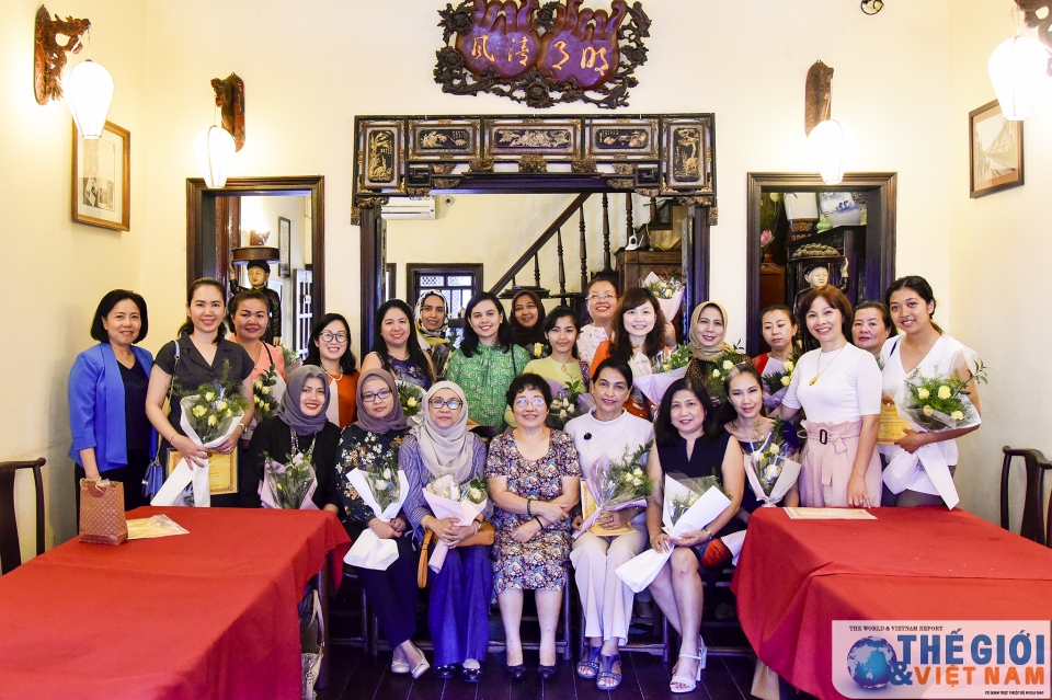 nhom awch trai nghiem lam mon an viet