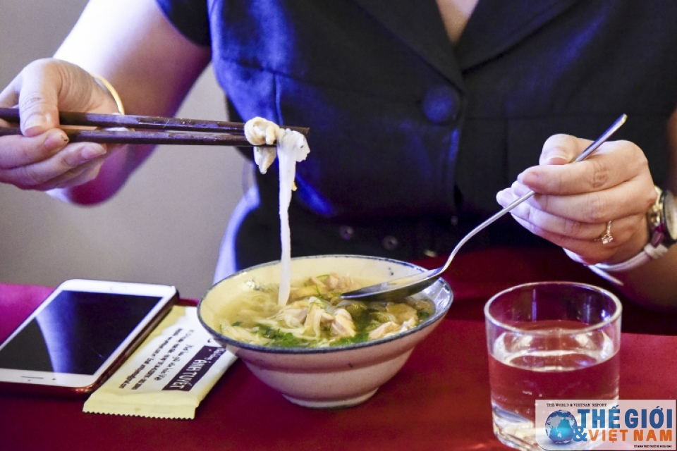 nhom awch trai nghiem lam mon an viet