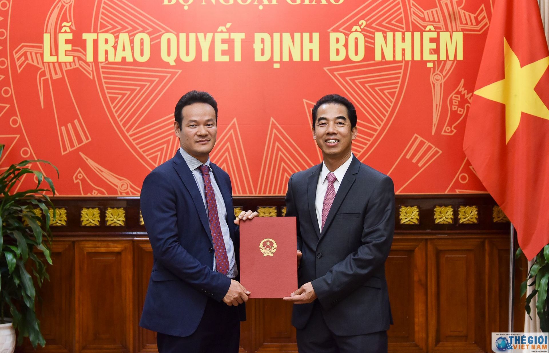 Thứ trưởng Ngoại giao Tô Anh Dũng trao quyết định bổ nhiệm, điều động cán bộ