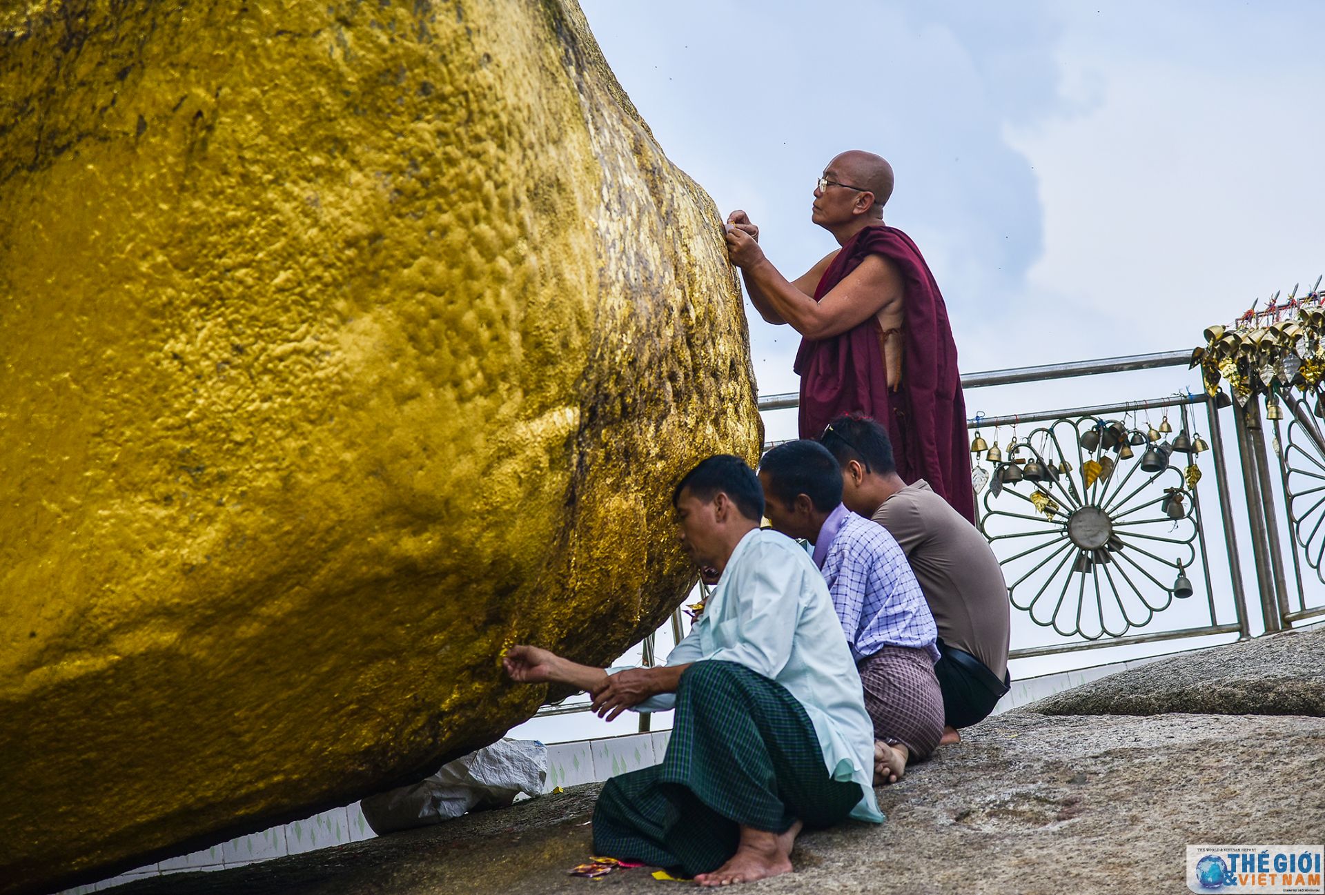 golden rock ngoi chua tren hon da thieng nghieng mai khong do o myanmar