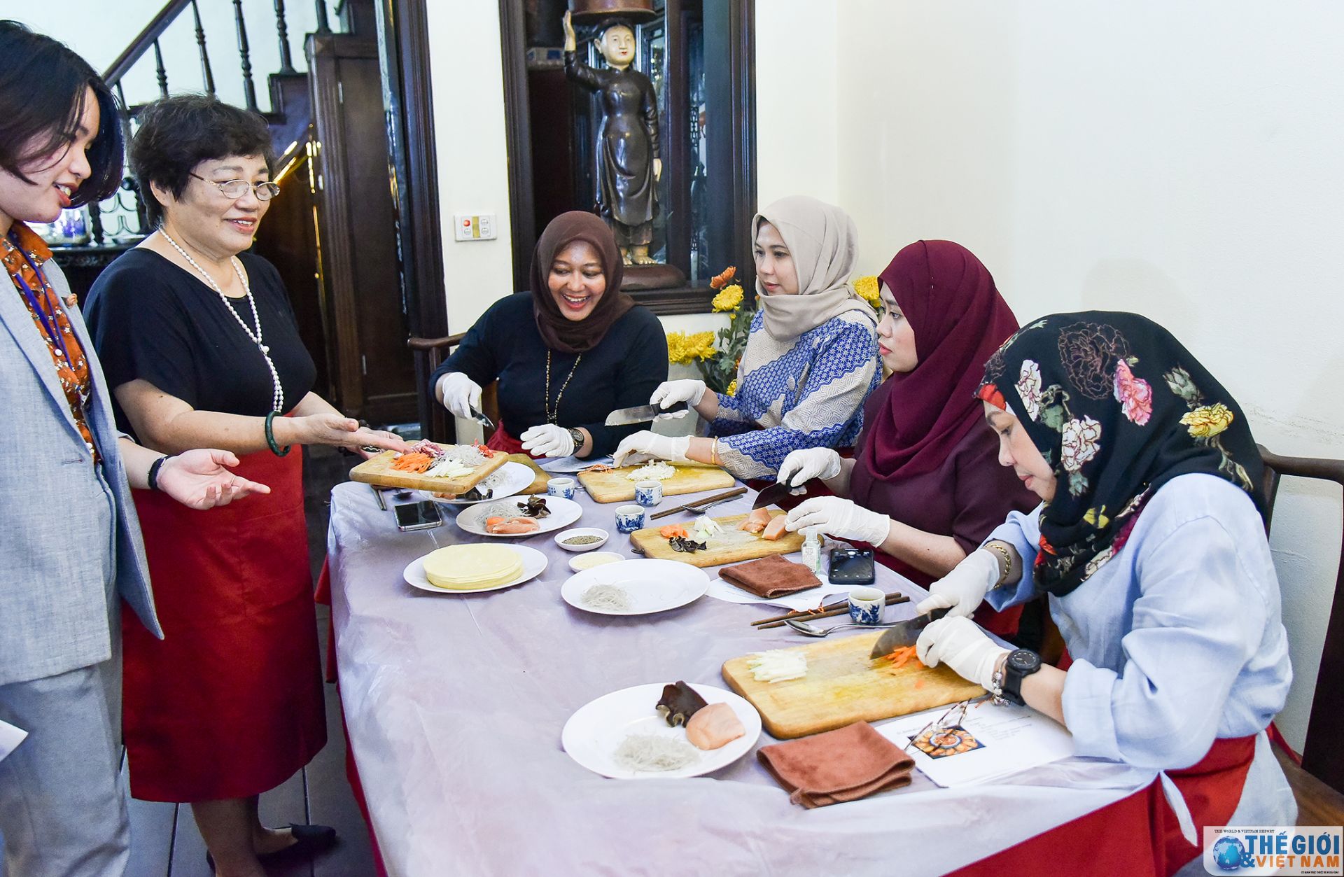 Nhóm Phụ nữ Cộng đồng ASEAN trải nghiệm làm bánh gối, bánh trung thu nhom phu nu cong dong asean trai nghiem lam banh goi banh trung thu