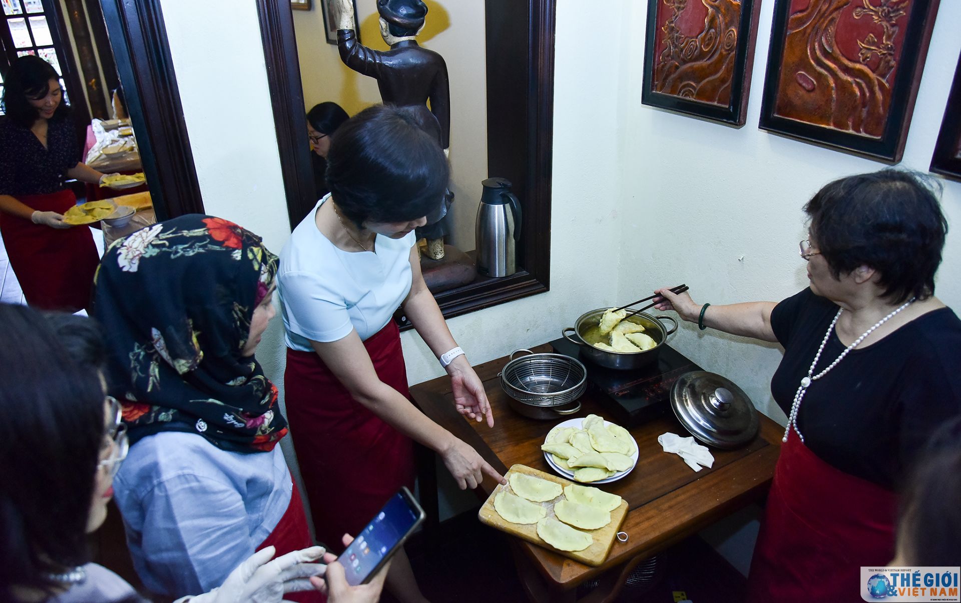 Nhóm Phụ nữ Cộng đồng ASEAN trải nghiệm làm bánh gối, bánh trung thu nhom phu nu cong dong asean trai nghiem lam banh goi banh trung thu