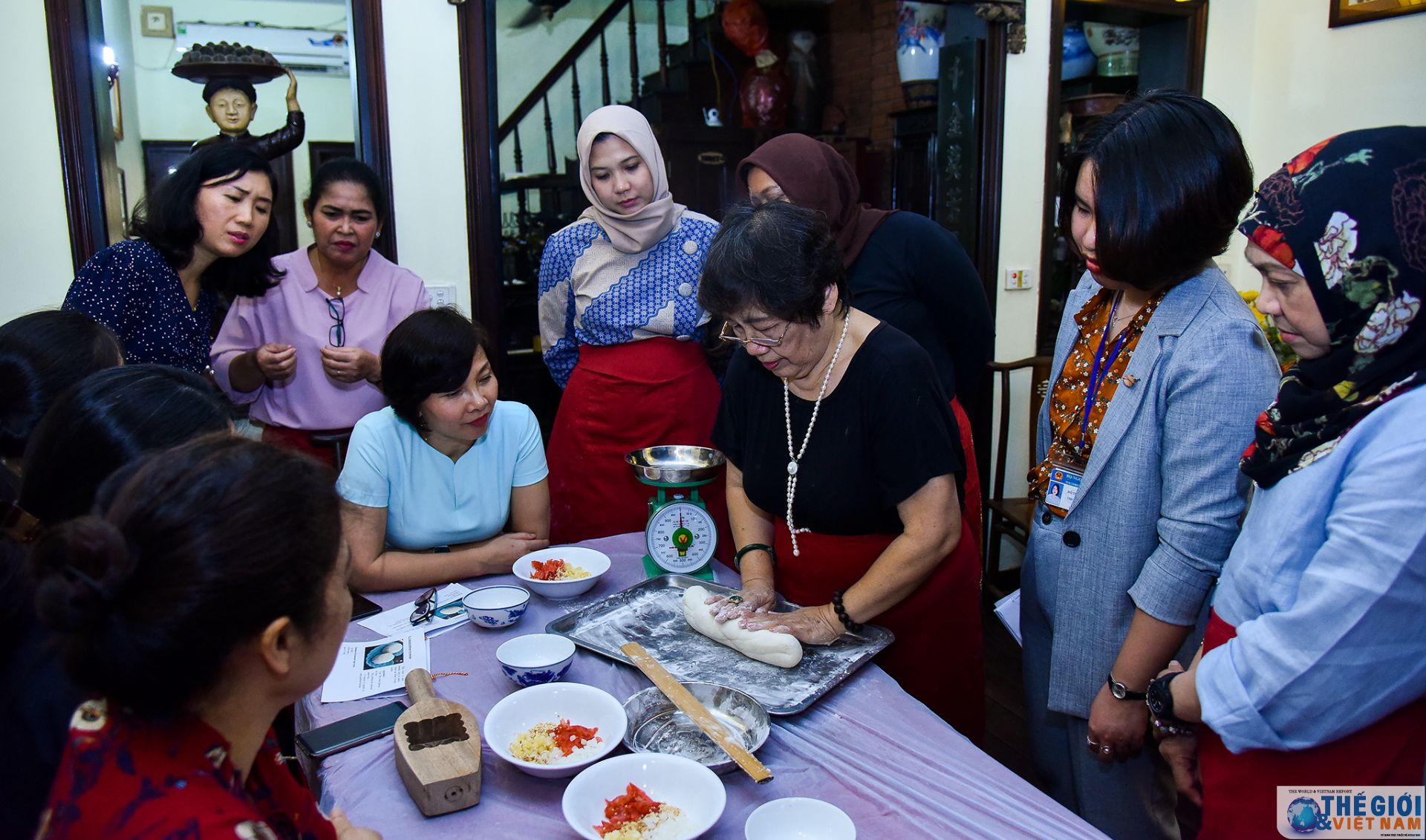 Nhóm Phụ nữ Cộng đồng ASEAN trải nghiệm làm bánh gối, bánh trung thu nhom phu nu cong dong asean trai nghiem lam banh goi banh trung thu