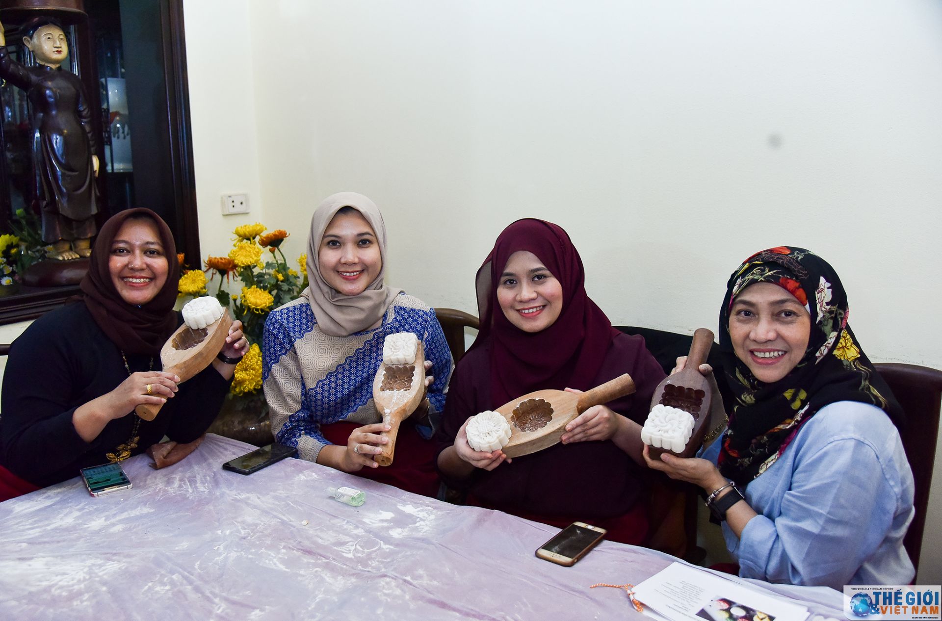 Nhóm Phụ nữ Cộng đồng ASEAN trải nghiệm làm bánh gối, bánh trung thu nhom phu nu cong dong asean trai nghiem lam banh goi banh trung thu