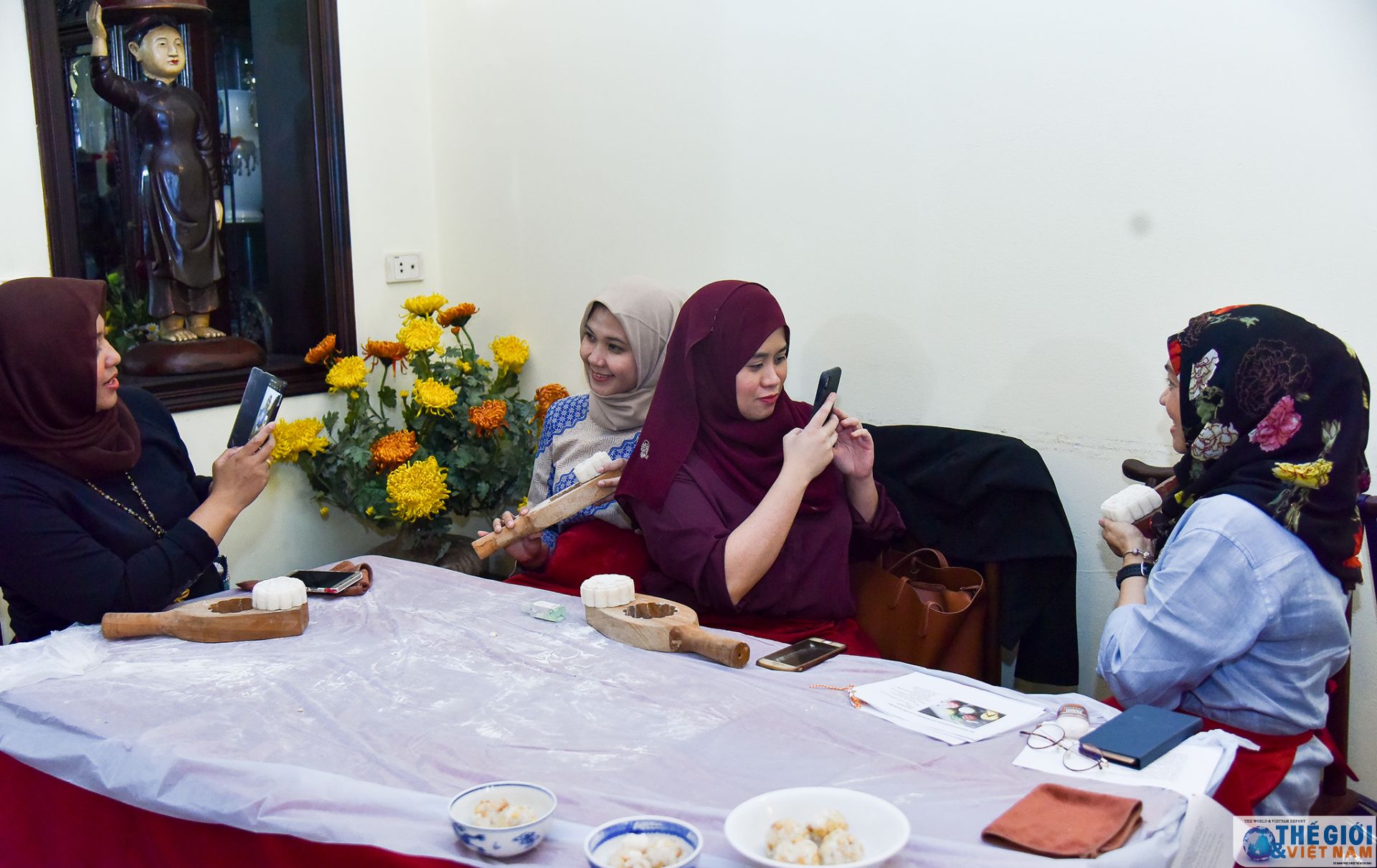 Nhóm Phụ nữ Cộng đồng ASEAN trải nghiệm làm bánh gối, bánh trung thu nhom phu nu cong dong asean trai nghiem lam banh goi banh trung thu