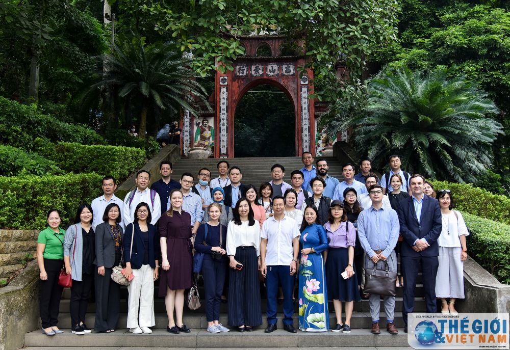 phong vien bao chi nuoc ngoai hat xoan tham doi che phu tho